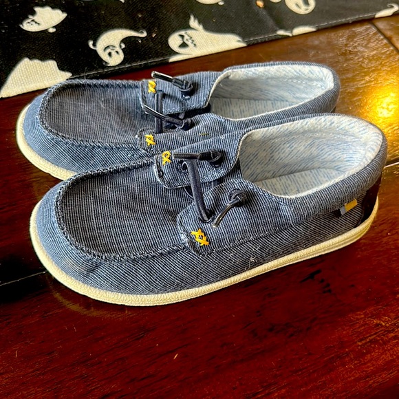 Cat and Jack slip on shoes - Picture 1 of 3